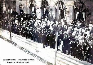 Constantine - Devant le Theatre - Revue du 14 Juillet 1907